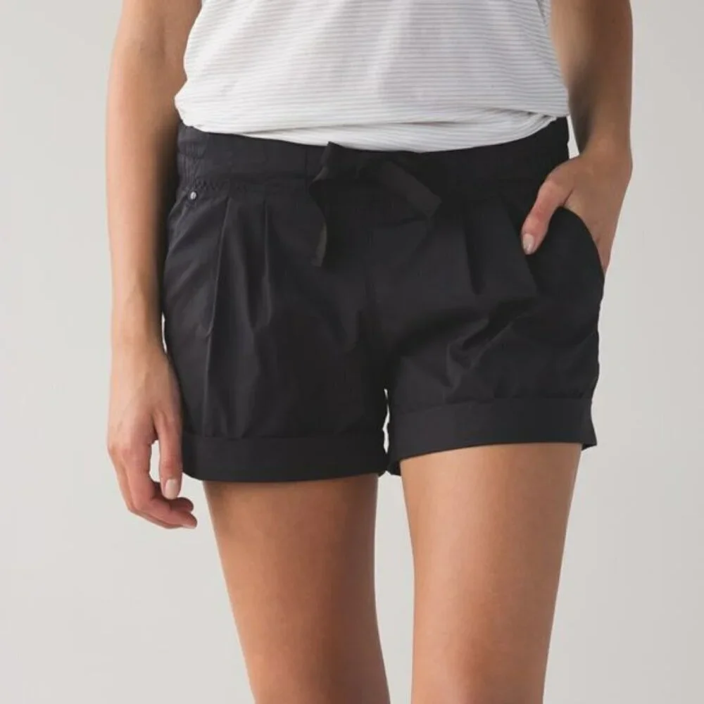 Lululemon Lululemon Spring Break Away Black Shorts Size 4 1134